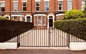 Spacious Victorian Group Retreat | Gated Parking